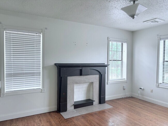 Building Photo - Vintage Charm Meets Downtown Convenience!