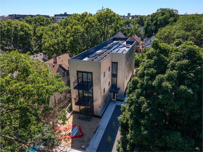 Building Photo - 2716 Grand Ave S