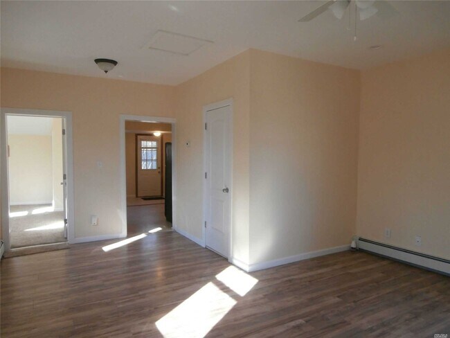 Building Photo - 21 Wills Ave