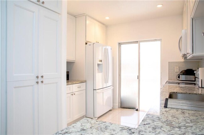 Building Photo - 1270 W 42nd St