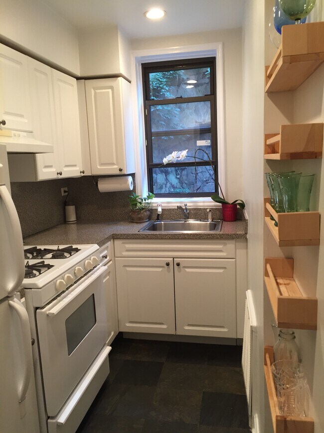 Kitchen - 5235 Post Rd