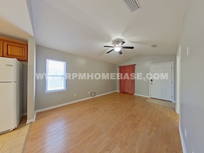 Foto del edificio - Charming 3-Bedroom Home on a Corner Lot with Spacious Yard – Pet Friendly!