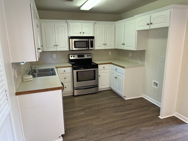Foto del edificio - 2408 Versailles Dr