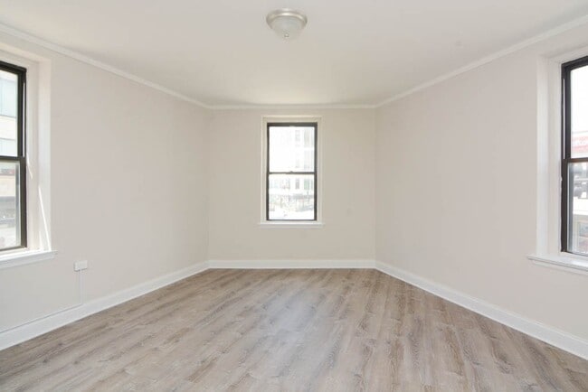 Building Photo - 3335 W Diversey Ave