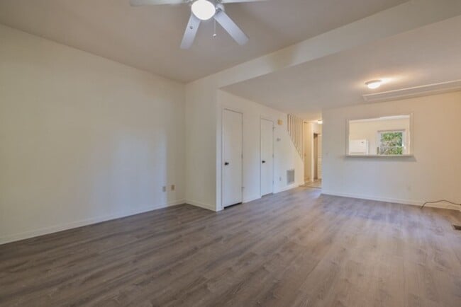 Building Photo - 2 Bedroom Duplex - Close to Campus!