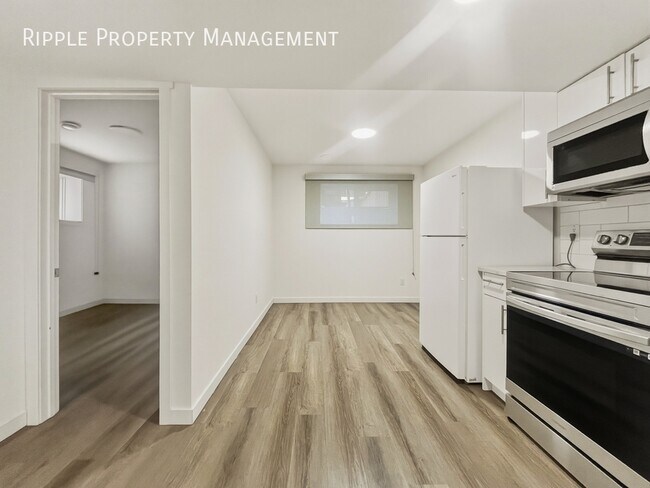 Photo du bâtiment - MODERN 1-BED BASEMENT SUITE | 700 SQ. FT. | PRIVATE ENTRY & IN-SUITE LAUNDRY