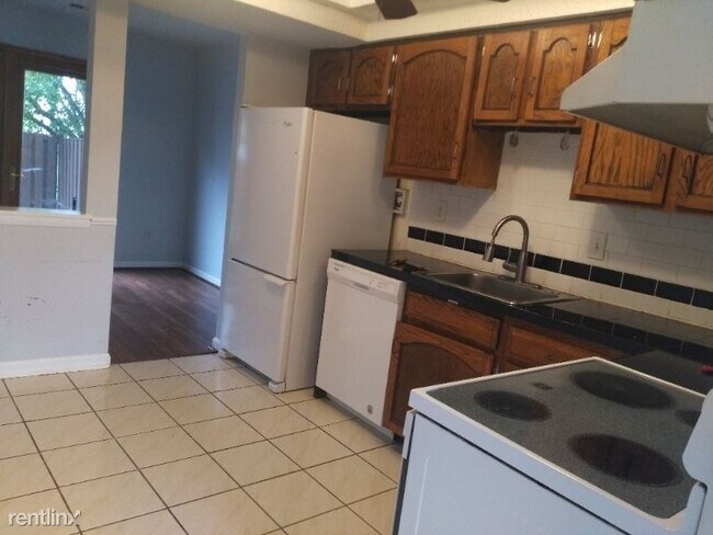 Building Photo - 3 br, 1.5 bath Townhome - 6 Regis Cir