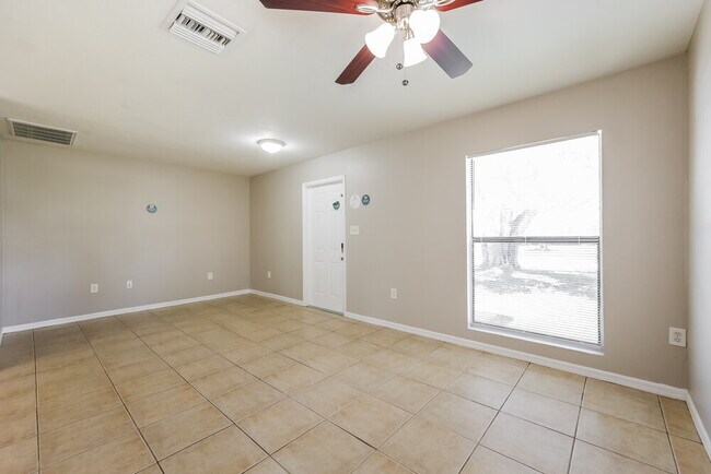 Building Photo - 800 Jarmilla Ln