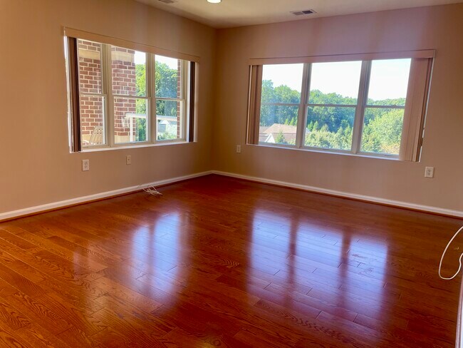 Open concept family room - 12251 Roundwood Rd