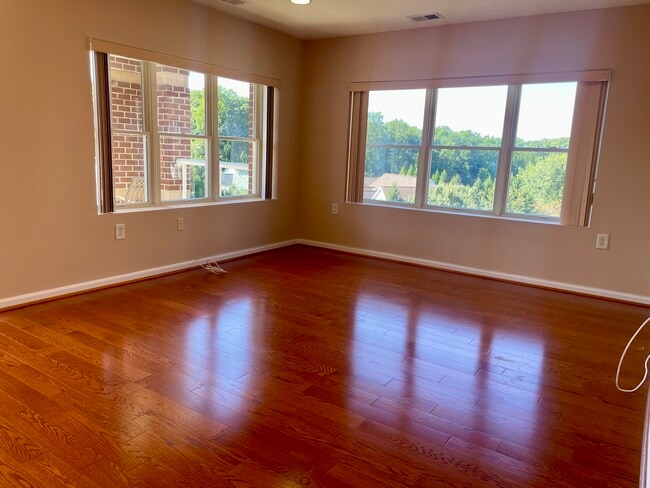 Open concept family room - 12251 Roundwood Rd