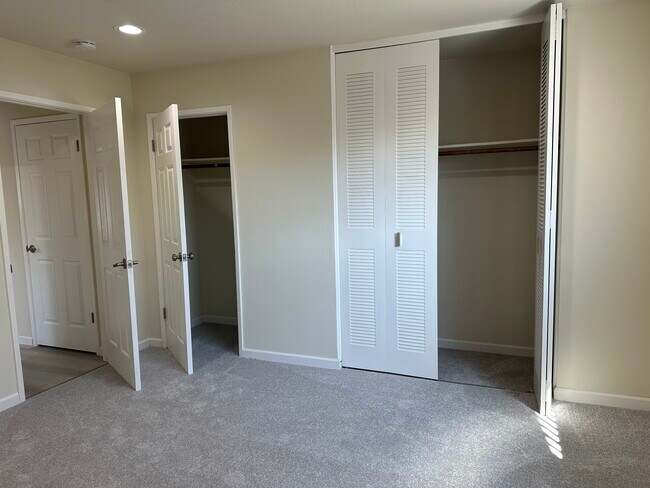 Building Photo - 928 Desert Isle Dr