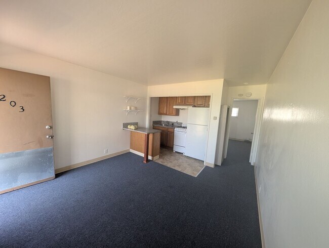 Foto del edificio - Comfortable one bedroom unit, convenient location to shopping and transportation