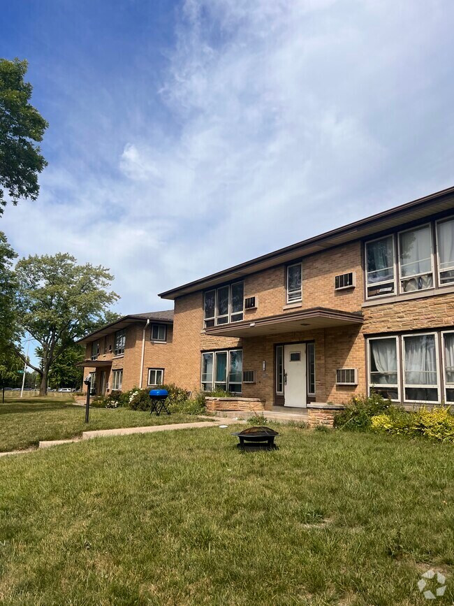 Long Island Parksites Apartments under 400 Milwaukee, WI 1 Rentals