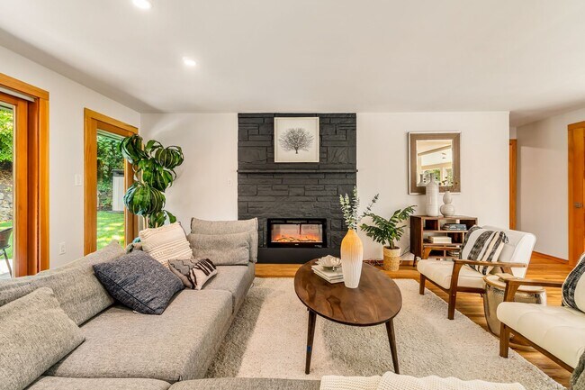 Foto del edificio - CLICK "REQUEST A TOUR" NOW!