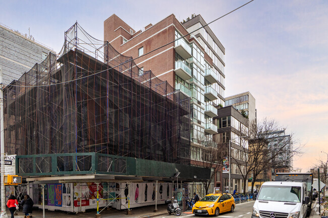 Building Photo - 300 Spring St