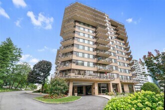 Building Photo - 25 Rockledge Ave