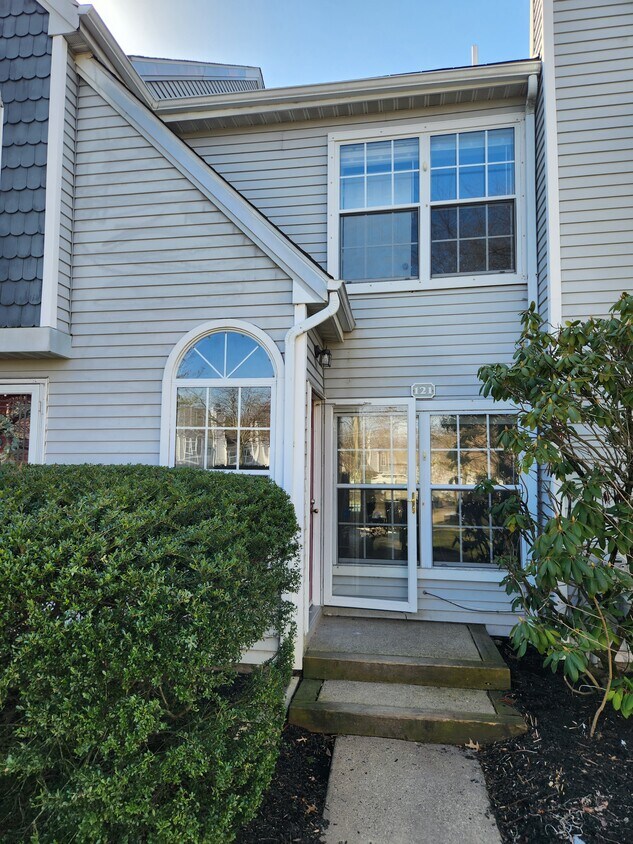 Front Entrance - 121 Macintosh Ct