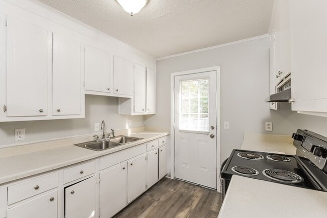 Building Photo - 3 Bedroom Brick Home