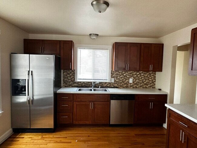 Foto del edificio - 823 E 64th St