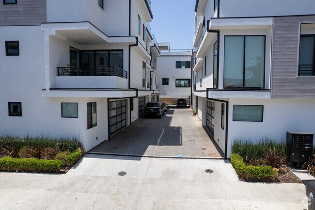 Driveway - 733-743 N Gramercy Pl