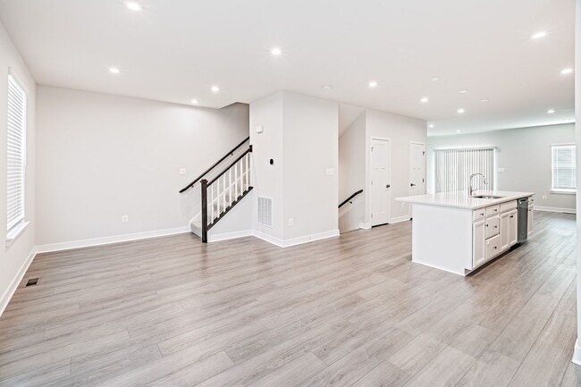 Building Photo - 3 bedroom, 2.5 bath Middletown end unit townhome