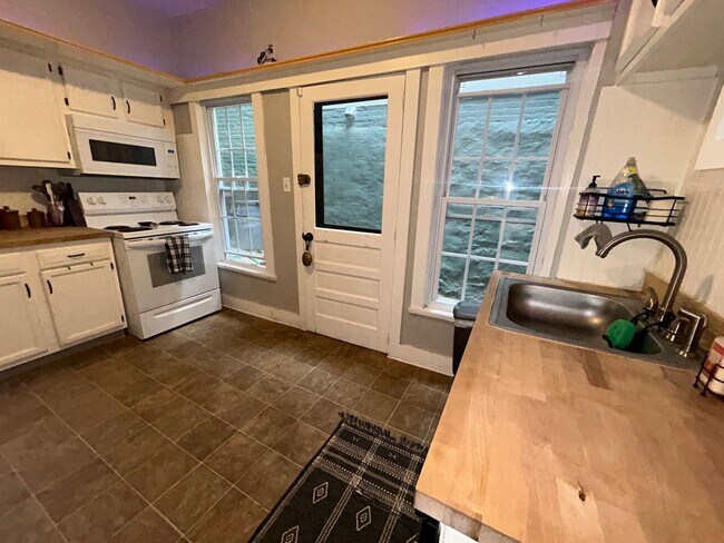 Building Photo - Beautiful 4 Bedroom in the West End