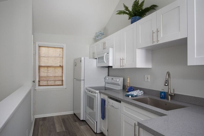 Building Photo - Rare Summer-Fall Rental Opportunity in the...