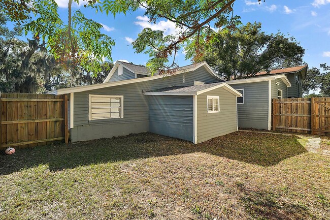 Building Photo - This charming 3-bedroom, 2-bathroom  Eustis