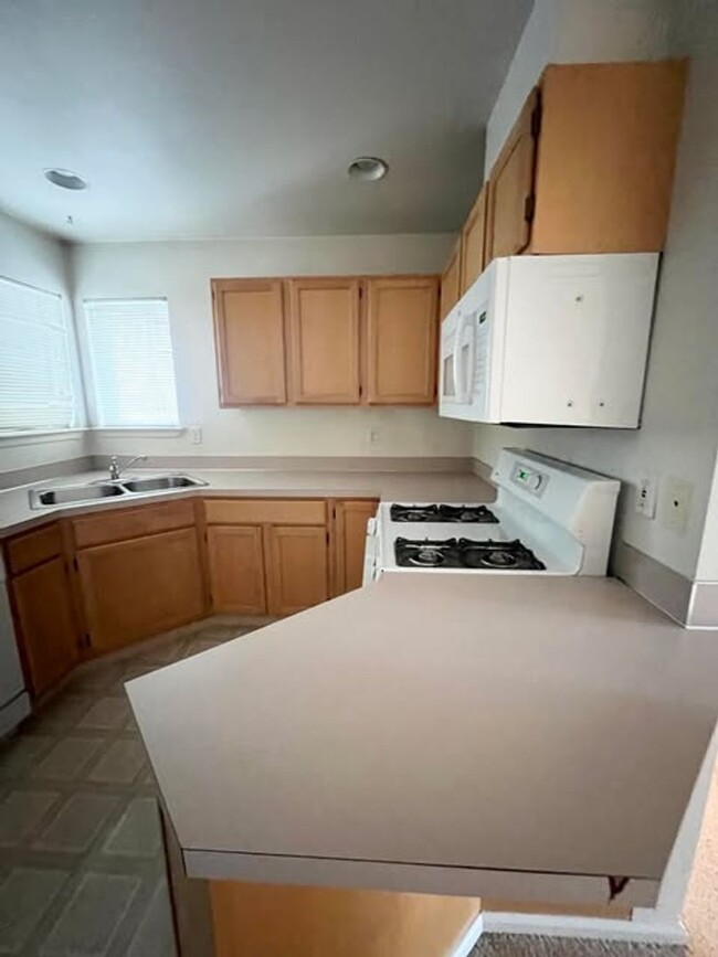 Foto del edificio - Spacious 2 bed 1.5 bath townhome in Licton...