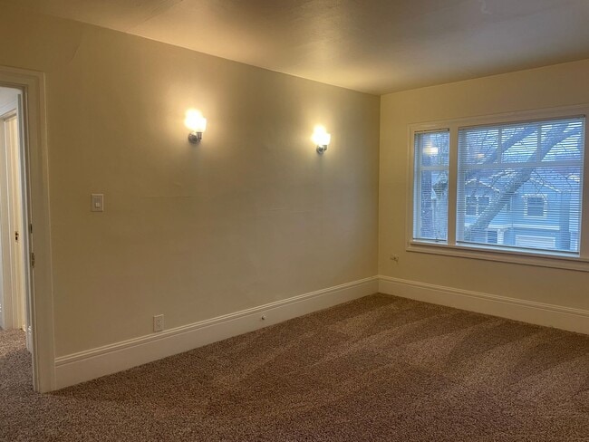 Building Photo - Upstairs 2 Bedroom/1 Bathroom Unit
