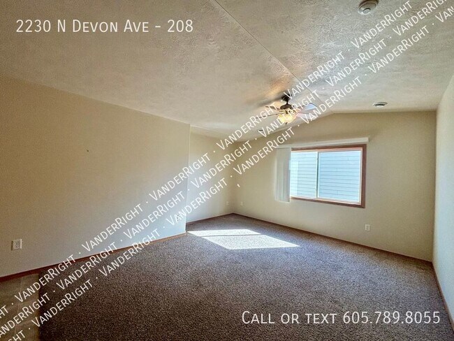Building Photo - Spacious 2 Bedroom Top Floor Apartment in ...