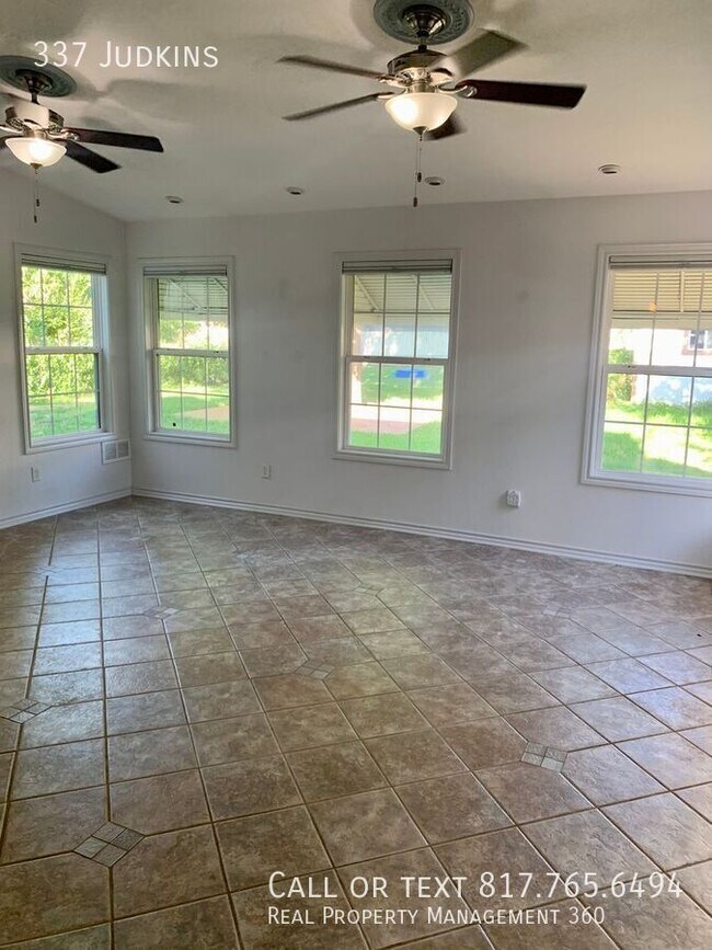 Building Photo - 337 Judkins-