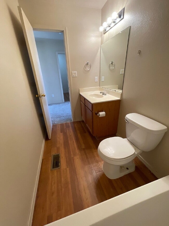 Foto del edificio - Two story 3 bedroom!
