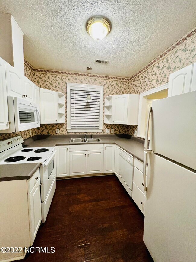 Building Photo - 3600 Willow Run Dr