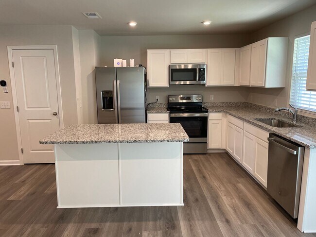 Foto del edificio - 3 Bedroom 2.5 Bathroom Town House in Middl...