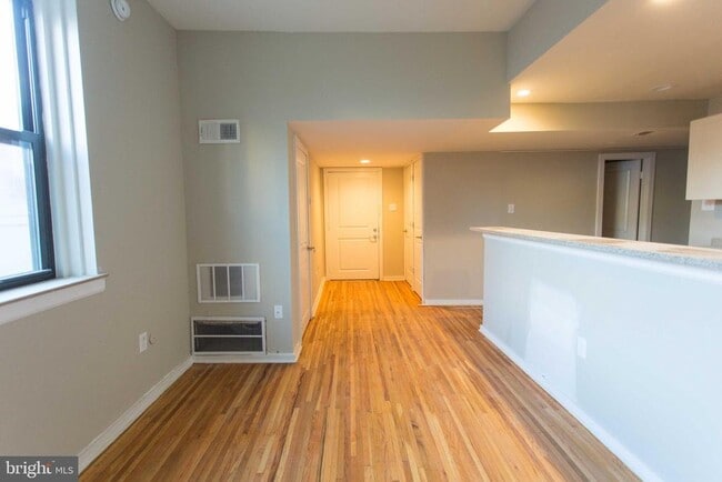 Building Photo - 407 S 11th St