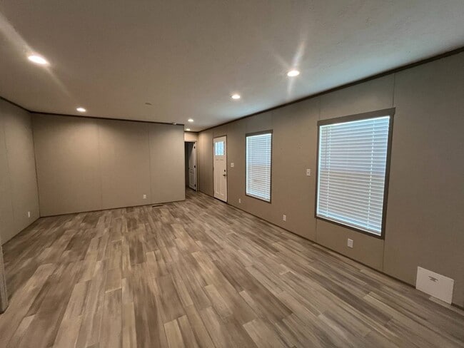 Building Photo - 3110 Victory Dr