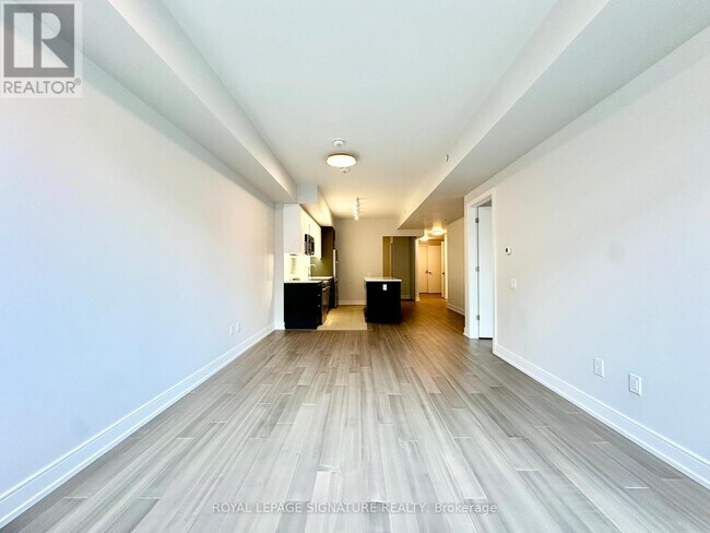 Building Photo - 664 Spadina Ave.