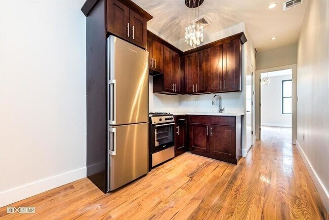Foto del edificio - 1328 Halsey St