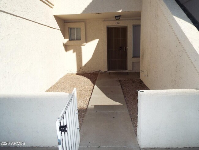 Foto del edificio - 954 N Revere