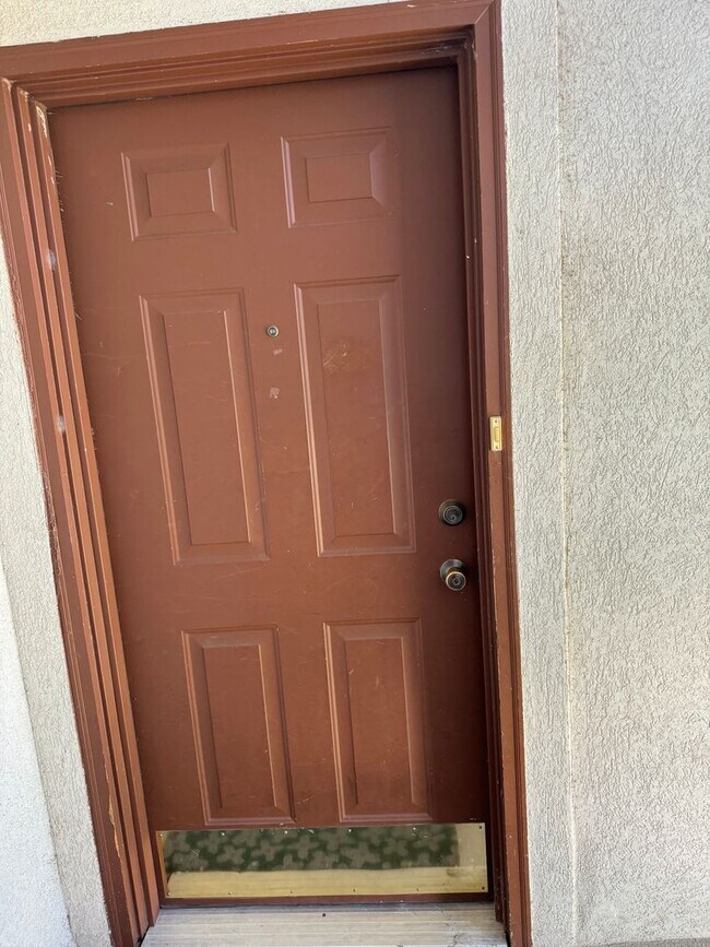Building Photo - 3 bed 2 bath apartment