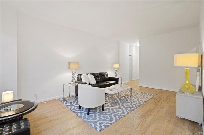 Building Photo - 555 Kappock St