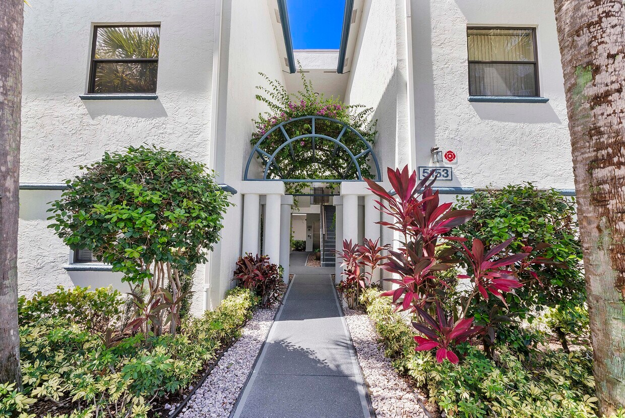 Foto principal - 5153 Floria Dr