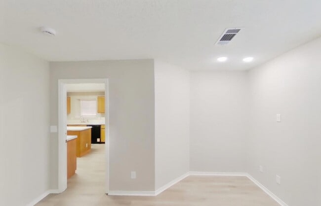 Building Photo - Inviting 3-Bedroom Home with Lush Garden & Natural Light