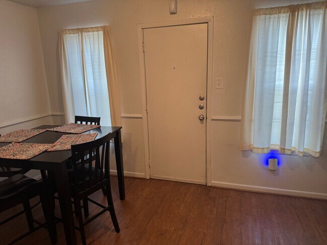 Foto del edificio - DECEMBER MOVE IN!  Cute 3 Bedroom 1.5 Bath...