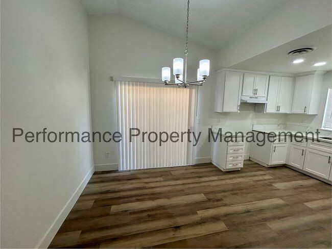 Foto del edificio - Newly Remodeled 4 Bed/2 Bath SW Bakersfiel...
