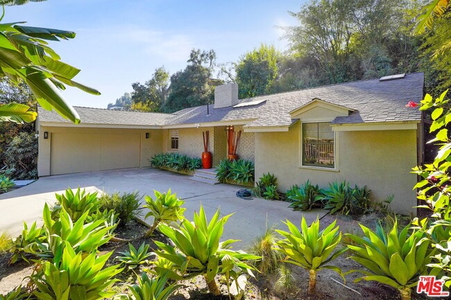 Building Photo - 1323 Roscomare Rd