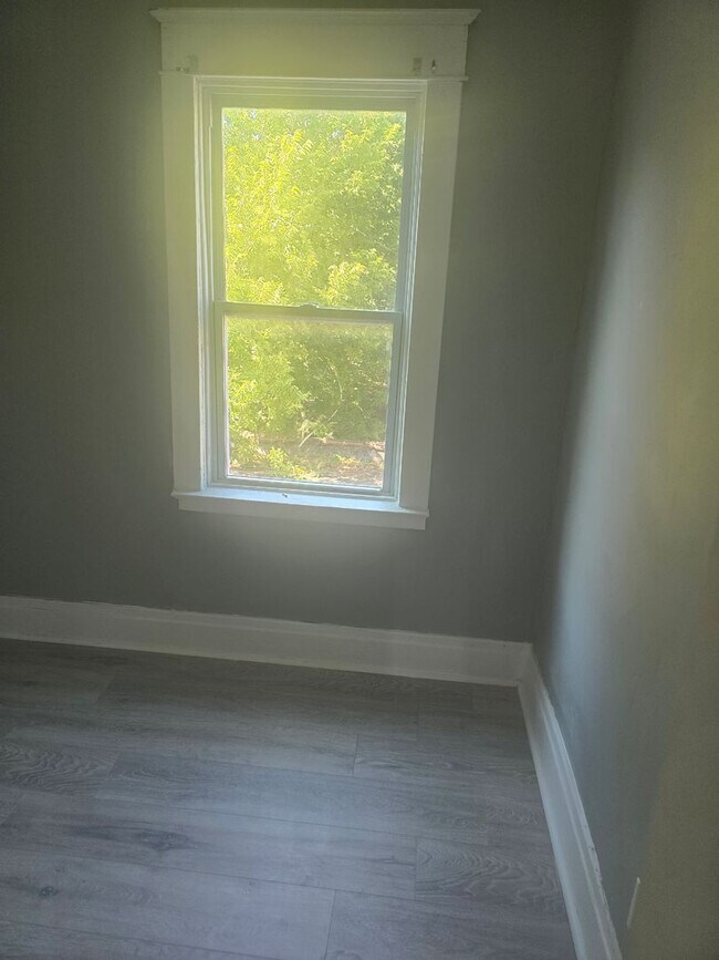 Building Photo - Three Bed 1 Bath Apartment for Rent!