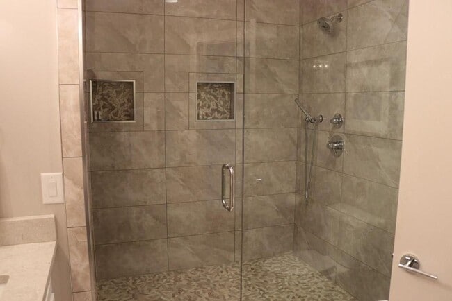 Building Photo - 927 13th Ave S