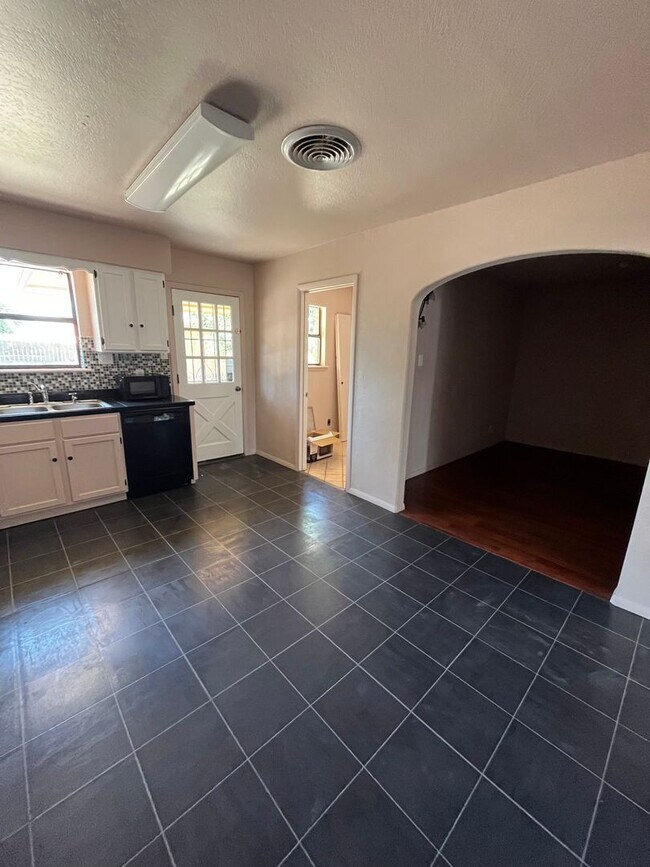 Foto del edificio - Freshened with upgrades and ready for new ...